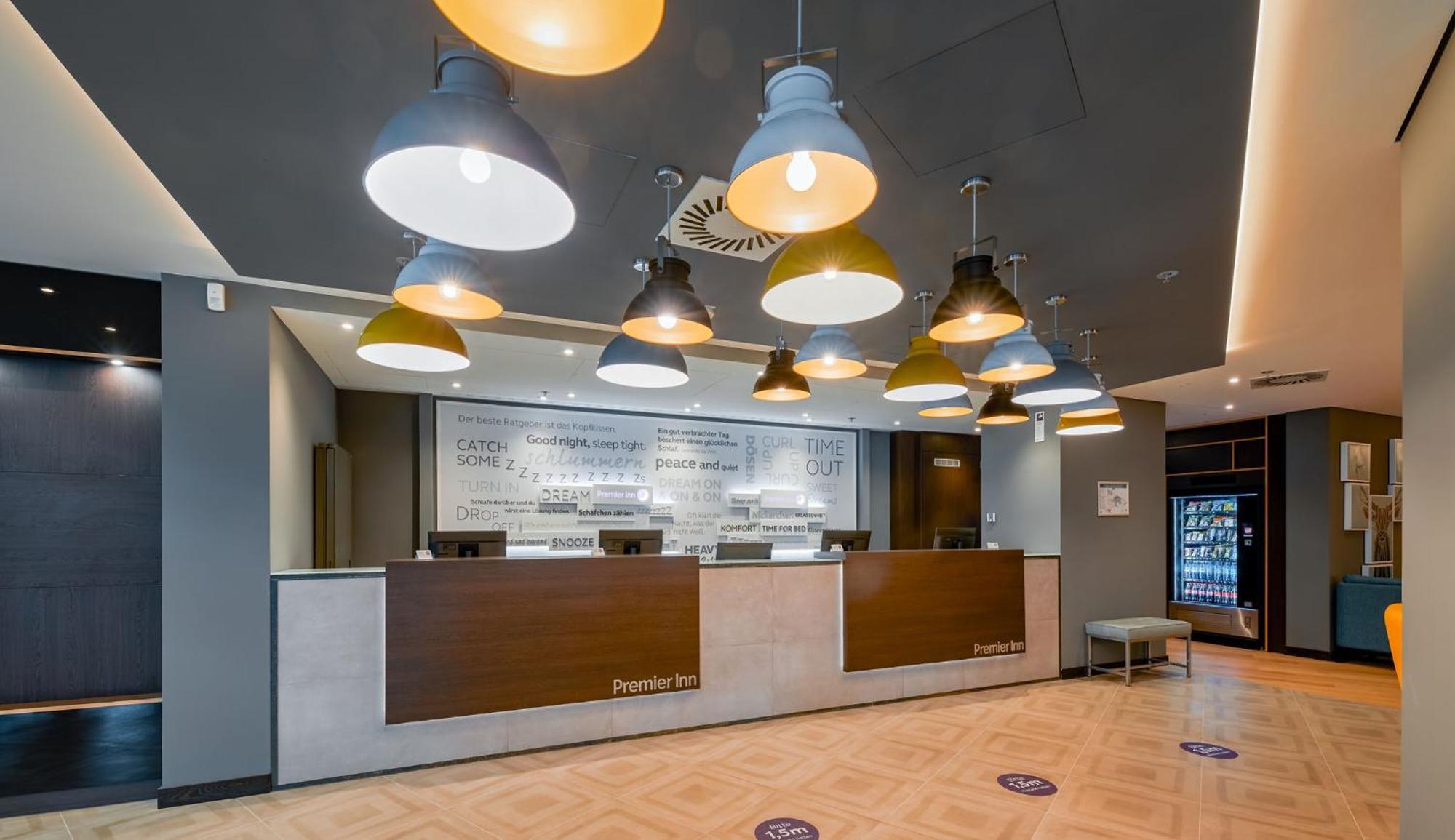 Premier Inn Stuttgart City Europaviertel Экстерьер фото